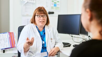 Kuvassa lääkäri ja asiakas keskustelevat