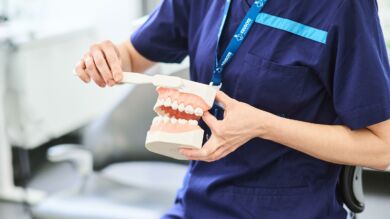 Kuvassa suun terveydenhuollon ammattilainen näyttää miten hampaat tulee harjata.