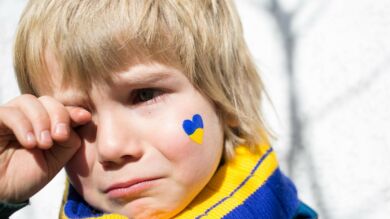 Kuvituskuvassa surullinen ukrainalainen pieni poika.