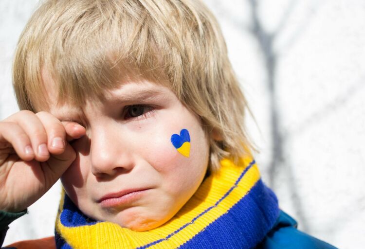 Kuvituskuvassa surullinen ukrainalainen pieni poika.
