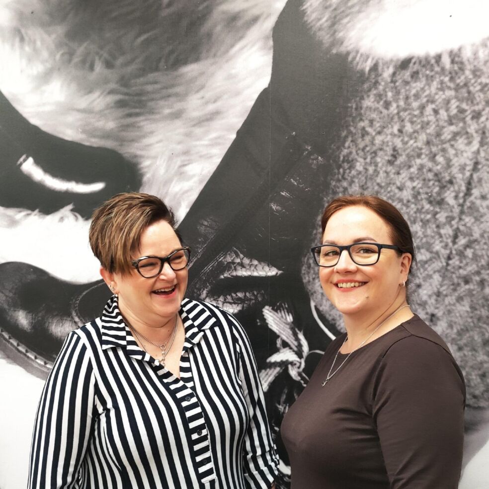 Kaksi lastensuojelun esihenkilöä hymyilevät.
