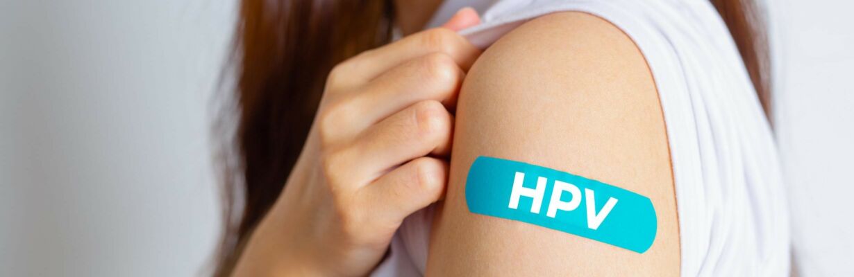 Kuvituskuvassa nuori tyttö, joka on saanut HPV-rokotuksen. Käsivarressa on laastari, jossa lukee HPV.