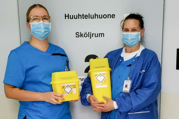 Kuvassa Keusoten asiakas- ja potilasturvallisuusviikolla kunniamaininnan saaneet Jutta Hannus ja Nina Sandberg.