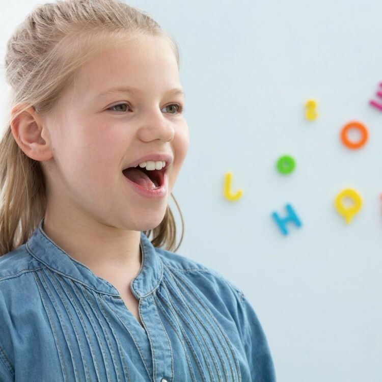 Kuvassa lapsi opettelee oikeaa ääntämistä.