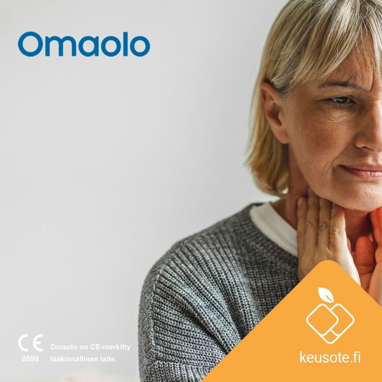 Kuvassa keski-ikäinen nainen, jolla on kurkkukipua. Kuvassa on myös Omaolo-logo ja teksti Omaolo on CE-merkitty lääkinnällinen laite.