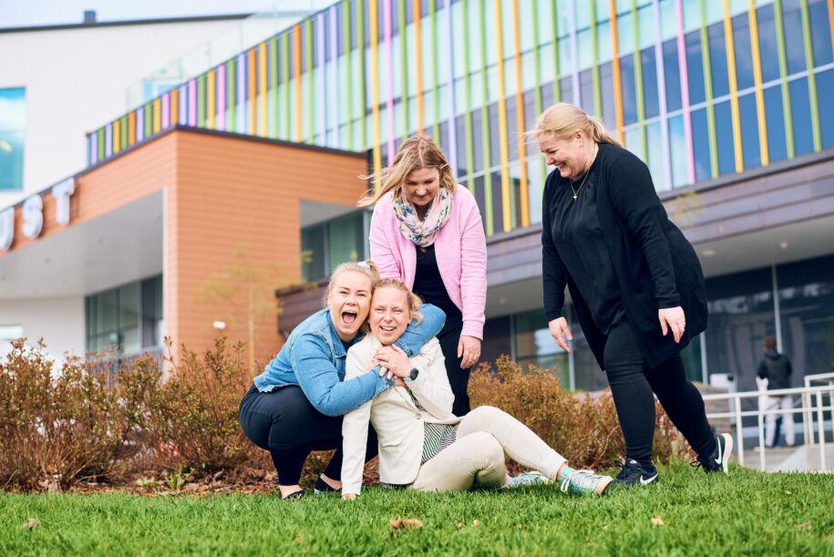Kuvassa Keusoten työntekijöitä kesällä JUSTin edessä