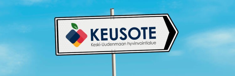 Oikealle päin osoittava tienviitta, jossa on Keusoten logo.