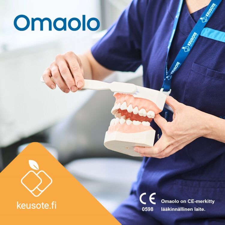 Kuvassa hammaslääkäri näyttää, miten hampaat tulee harjata. Lisäksi kuvassa Keusoten ja Omaolon logot sekä teksti Omaolo on CE-merkitty lääkinnällinen laite.
