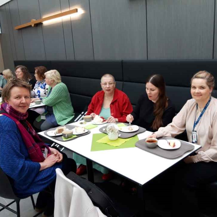 Kuvassa etulinjan lyhytterapeutiksi valmistuneita keusotelaisia kahvipöydän äärellä.