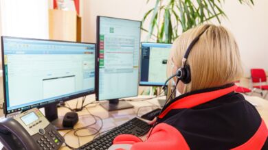 Kuvassa keskitetyn puhelinpalvelun työntekijä