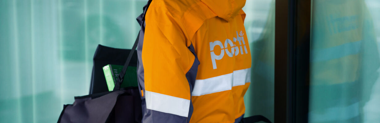 Kuvassa Postin työntekijä, postinjakaja. Kuva Posti Oy:n brändikuvat.