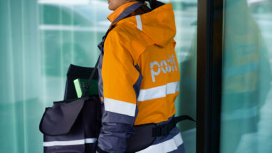 Kuvassa Postin työntekijä, postinjakaja. Kuva Posti Oy:n brändikuvat.