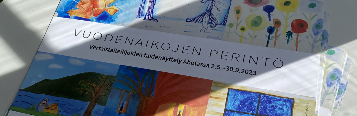 Vuodenaikojen Perintö -näyttelyn juliste, jossa kerrotaan näyttelyn olevan esillä Aholan yläkerrassa 2.5.–30.9.2023.