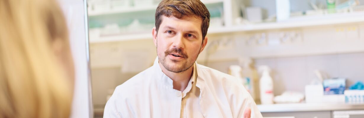 Keusoten lääkäri keskustelee asiakkaan kanssa.