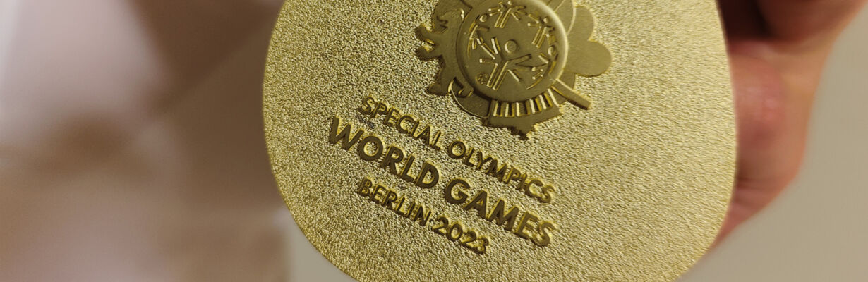 Lähikuva mitalista Special Olympics -maailmankisoista.
